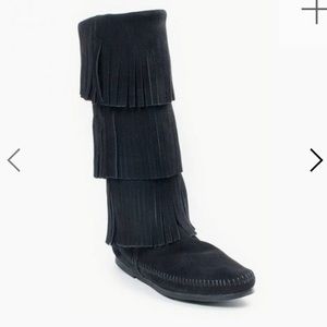 Minnetonka Moccasin 3 layer fringe boot, LIKE NEW